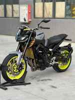 Moto sportive à essence Yamaha MT-09 d'occasion, haute performance, 900 cm³, moteur refroidi par eau, adaptée à la conduite à grande vitesse