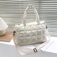 Sac à bandoulière matelassé avec logo personnalisé pour femmes, sac à main rembourré, sac à main rembourré, fourre-tout rembourré avec finition matelassée et oreiller