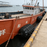 Fender pneumatique avec pneus pour usage portuaire maritime