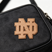Étiquettes personnalisées en cuir microfibre double face avec logo 3D irrégulier pour sacs, vêtements, accessoires de couture, vente en gros OEM