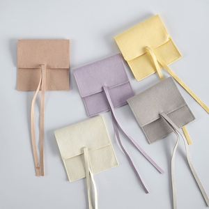 Pochette d'emballage en microfibre suédée avec logo personnalisé et rabat en ruban pour les petites entreprises et les cadeaux de mariage - Product Image 3