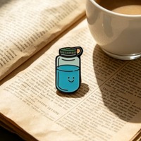 Broche émail en alliage de zinc motif bouteille d'eau souriante, écusson personnalisé dessin animé pour sac à dos, chapeau, vêtements, décoration