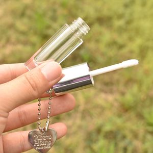 Envase de Brillo Labial con Logotipo Personalizado, Tubo de Brillo Labial Vacío de 2.5 ml con Tapa Plateada en Forma de Corazón, Mini Tubo de Brillo Labial con Llavero - Product Image 2