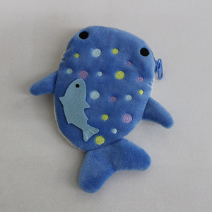 Monedero de Peluche de Tiburón con Cola Torcida, Relleno de Algodón PP, Llavero Único, Almacenamiento para Lápiz Labial y Auriculares, Diseño de Vida Marina, Venta Caliente - Product Image 1