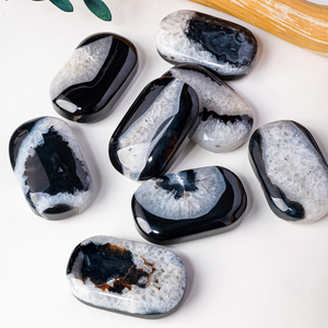 Pierre de paume en <span class=keywords><strong>onyx</strong></span> noir naturel en gros, pierre de guérison en agate noire striée pour la décoration intérieure - Product Image 3