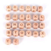 Dés sculptés au laser 20mm 50mm personnalisés en gros DIY bois couleur hêtre carré et Cube bois anglais 26 lettres lettre dés avec trous