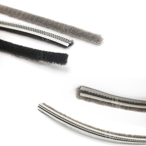 แถบกันลมสำหรับประตูและหน้าต่างบานเลื่อนพลาสติกสีดำแบบกำหนดเองได้ ทนทาน ติดตั้งง่าย เหมาะสำหรับห้องครัว ห้องนอน ห้องนั่งเล่น - Product Image 1