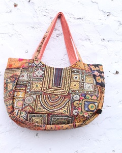 Compre Bolsos Banjara Auténticos en Línea - Bolso Tote Tribal Indio Hecho a Mano con Parches y Espejos, Regalo de Aniversario para Ella - Product Image 1