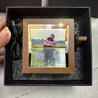 Cadre photo animé personnalisé en bois, mécanique à manivelle, avec éclairage, gravure et impression UV, finition naturelle