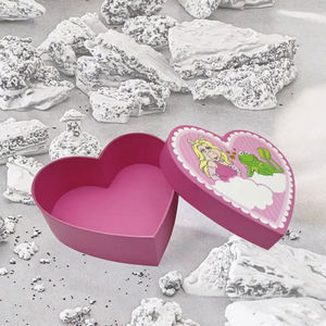 เข็มกลัดรูปหัวใจ กล่องแข็ง ลายเทวดา ธีมคริสต์มาส สร้างสรรค์ การ์ตูน ซีรีส์ทีวี สีแดง รูปหัวใจ โลหะผสม ลายหยดน้ำมัน แฟชั่น สนุกสนาน โลโก้ ทอง - Product Image 3