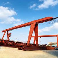 Pont roulant cantilever de 10 tonnes avec palan électrique sur rail pour la manutention et le chargement de matériaux en acier en extérieur