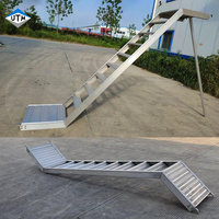 Plateforme d'échafaudage en aluminium avec escalier à marches et main courante de sécurité