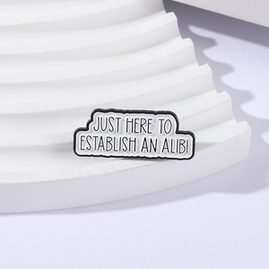 JUSTE ICI pour ÉTABLIR <span class=keywords><strong>un</strong></span> ALIBI Émail Pins Drôle Sarcasme Citations Broches Sac À Dos Revers Badge Accessoires Bijoux Ami Cadeaux - Product Image 3