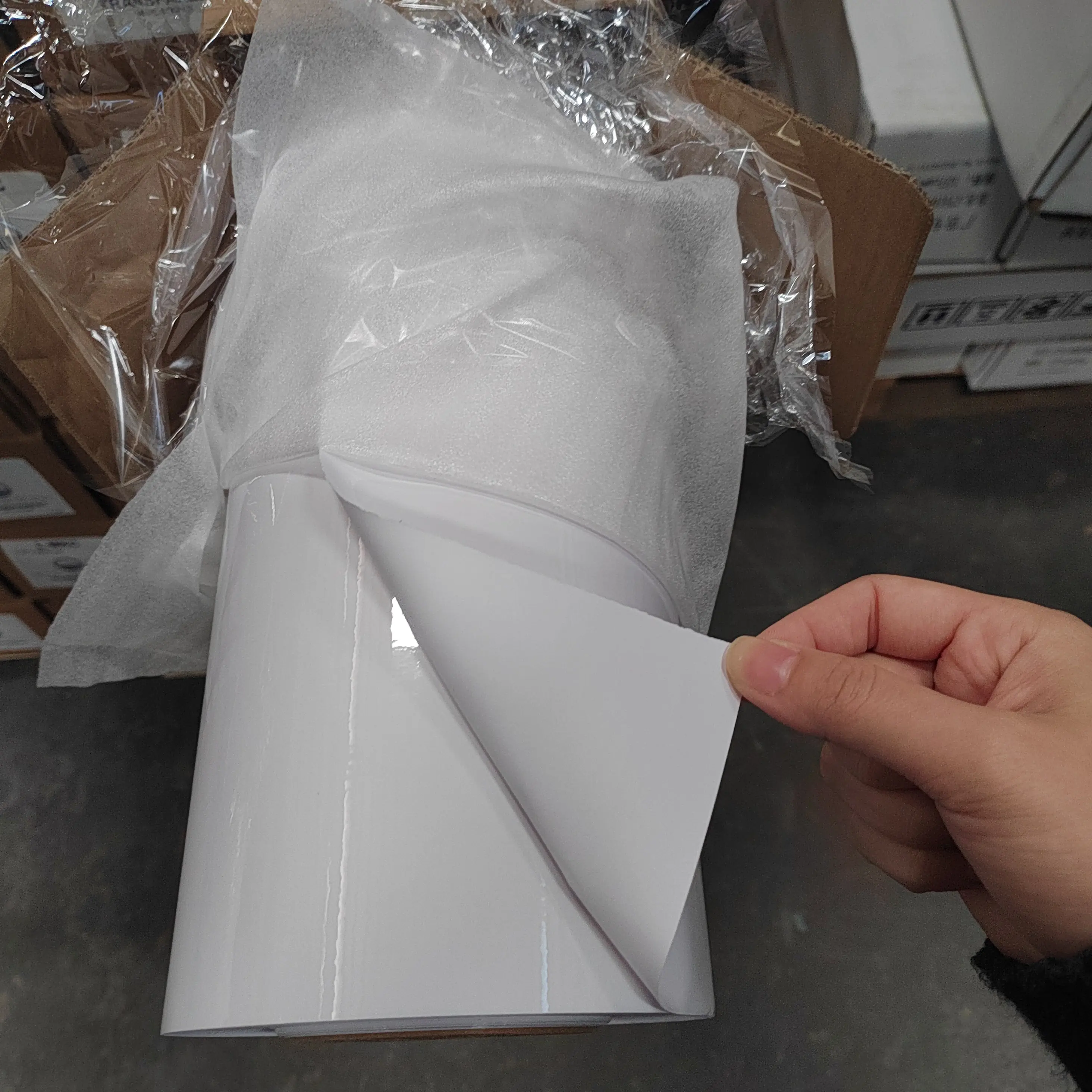 Film adhésif transparent en vinyle PVC permanent imprimable au prix d'usine pour la décoration de fenêtre