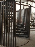 Escalier en spirale métallique intérieur avec cage de sécurité pour villa - Conception durable