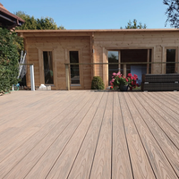 Planches de terrasse en bois composite pour l'extérieur, respectueuses de la peau Revêtement de sol en relief 3D pour usage domestique Texture bois WPC Composite Decking