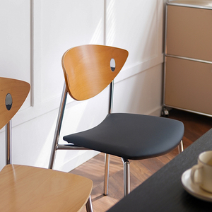 Chaise de salle à manger empilable en métal de style nordique avec revêtement en cuir PU, design léger et luxueux pour petits appartements et cafés, style vintage décontracté - Product Image 4