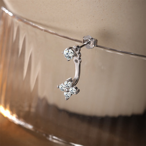 Boucles d'oreilles clous ajustables en argent sterling S925 avec pierre de moissanite, motif fleur à quatre feuilles, pièce unique - Product Image 2