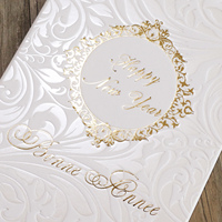 Cartes d'invitation élégantes en papier blanc avec motif et logo estampés à la feuille de perle pour le Nouvel An et les événements de mariage
