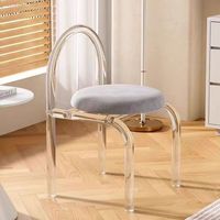Chaise moderne minimaliste en acrylique transparent avec assise rose doux pour la décoration de luxe à domicile et les gîtes de charme