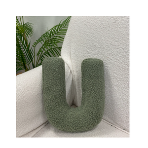 Almohada decorativa de terciopelo con forma de letra mayúscula personalizada - Product Image 5