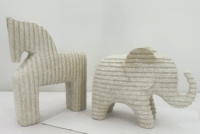 Nouvelle conception 2025, sculpture d'animaux en résine polyester peinte à la main, figurine personnalisée pour la décoration de la maison, marque SL
