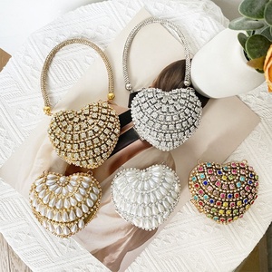 Borse a Cuore di Strass di Tendenza 2026 per <span class=keywords><strong>Donna</strong></span> Mini <span class=keywords><strong>Pochette</strong></span> con Perline e Manico Bling-Bling Borsetta a Cuore Clutch da Sera - Product Image 1