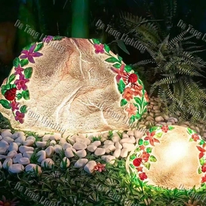 La iluminación de esculturas florales de piedra combina el peso visual de la piedra con detalles florales más suaves para patios, jardines de resort y zonas de descanso. - Product Image 6