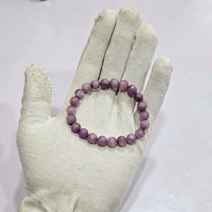 สร้อยข้อมือลูกปัดพลอยคุนไซต์ธรรมชาติ Ha Gems - รูปทรงกลม 8 มม. สีเขียวเข้มผสมสีเขียวอ่อน ยืดได้ เหมาะสำหรับทุกเพศ ใช้ในงานหมั้น หรือเป็นของขวัญแทนใจ - Product Image 1