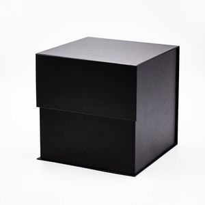 Boîte cadeau en carton noir écologique de luxe avec couvercle magnétique - Product Image 1