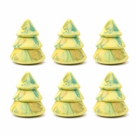 Bombe de bain effervescente OEM ODM en forme de sapin de Noël à la fraise, 100g, personnalisable avec étiquette privée, hydratante, adoucissante, pour bain relaxant, coffret cadeau spa
