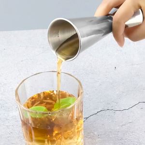 Jigger de doble cabezal de acero inoxidable 304 de 30/60 ml con borde enrollado y escala de onzas para medir leche, té y cócteles - Product Image 4
