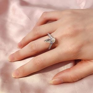 Anillo de compromiso Dylam Jewelry Fana con diseño de cojín, anillo de boda radiante con racimo y solitario - Product Image 5