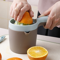 Presse-agrumes multifonction Syh1753 pour citrons et oranges, presse-agrumes manuel en plastique avec lames en acier inoxydable et gobelet à jus