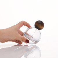 Design Fantaisie Boule Ronde Clair À Sertir Vide Unique Cologne 30ml 50ml 80ml Parfum Vaporisateur Bouteille En Verre Avec Bouchon En Bois