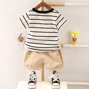 ชุดเสื้อผ้าเด็กผู้ชายลำลอง ชุดเสื้อยืดแขนสั้นลายทางพร้อมกางเกงขายาว - Product Image 2