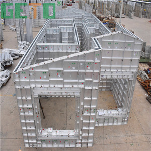Nuevos moldes de hormigón con las columnas de la estructura - Product Image 3