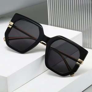 Gafas de Sol Cuadradas Extra Grandes de Aleación con Logotipo Personalizado 2025, Lentes Transparentes con Degradado Oceánico Retro, Protección UV400 para Hombre y Mujer - Product Image 3