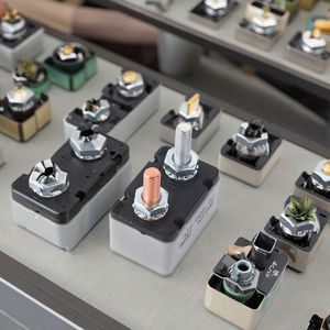 Disjoncteurs miniatures d'usine OEM 30A 24V CC Mini à fixation par goujon avec fonction de réinitialisation automatique 40A 50A Boîtier en plastique pour voiture - Product Image 1