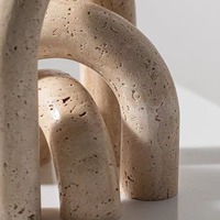 Vente en gros de décoration intérieure moderne en pierre naturelle marbre artisanat accents ornements de sculpture d'art en travertin jaune rustique