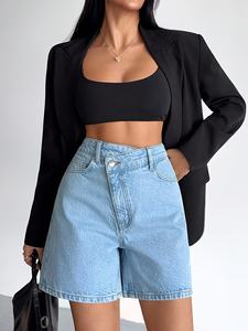 Pantalon décontracté élégant en jean bleu clair délavé, longueur genou, taille haute, tissu extensible, design taille croisée, coupe jambe extensible, été - Product Image 2