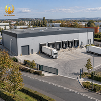 Entrepôt logistique préfabriqué en structure métallique, quai de chargement, bâtiment industriel de stockage en métal