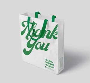 Bolsas de compras no tejidas ecológicas reutilizables portátiles de Vietnam: logotipo personalizado, bolsa de camiseta no tejida con diseño de corte W - Product Image 3