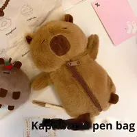 Étui à crayons en peluche Capybara mignon, petite poupée Capybara, rangement de bureau pour étudiants, cadeau d'anniversaire parfait