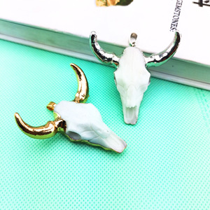 Nuova Collezione in Vendita: Collana Punk con Ciondolo a Testa di Toro in Resina Placcata Oro, Stile Vintage Western Cowboy, Personalizzabile all'Ingrosso - Product Image 5