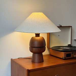 Lámpara de mesa estilo francés vintage, madera maciza, bombilla LED E26, control de interruptor para dormitorio o estudio - Product Image 1