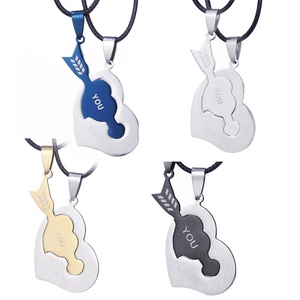 Collier de couple romantique en acier inoxydable, chaîne corde, design cœur percé avec flèche 'Je t'aime', pendentif bicolore tendance, vente en gros - Product Image 1