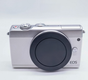 Seulement 266 g — le hybride APS-C le plus léger — + 24,2 MP, le M100 est un appareil photo de poche qui offre une qualité d'image exceptionnelle ! - Product Image 1