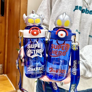 ขวดน้ำเด็กแบบหลอดดูดลายอุลตร้าแมน ป้องกันการตก กระตุ้นความสนใจด้วยการ์ตูน ความจุเยอะ เหมาะสำหรับเด็กผู้ชายวัยอนุบาล ใช้ได้ในช่วงฤดูร้อน พร้อมสายสะพาย - Product Image 2