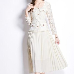 Abiti da Donna di Alta Classe con Ricami Elaborati, Bottoni Metallici, Collo Quadrato, Inserti in Pizzo e Pieghe alla Moda - Product Image 5